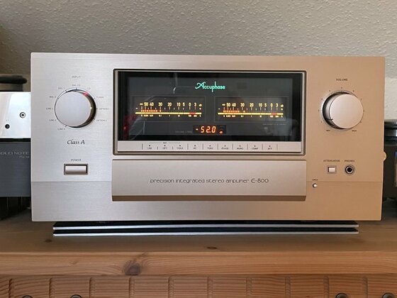 Goldnote PH-10 neben Accuphase E-800