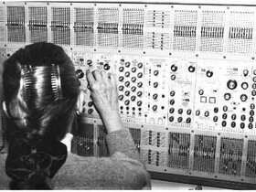 Eliane Radigue an ihrem ARP 2500